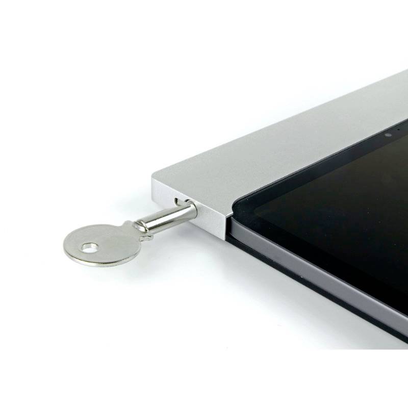 Tablet jest bezpiecznie przytrzymywany przez metalową szynę, która jest zamykana na klucz.