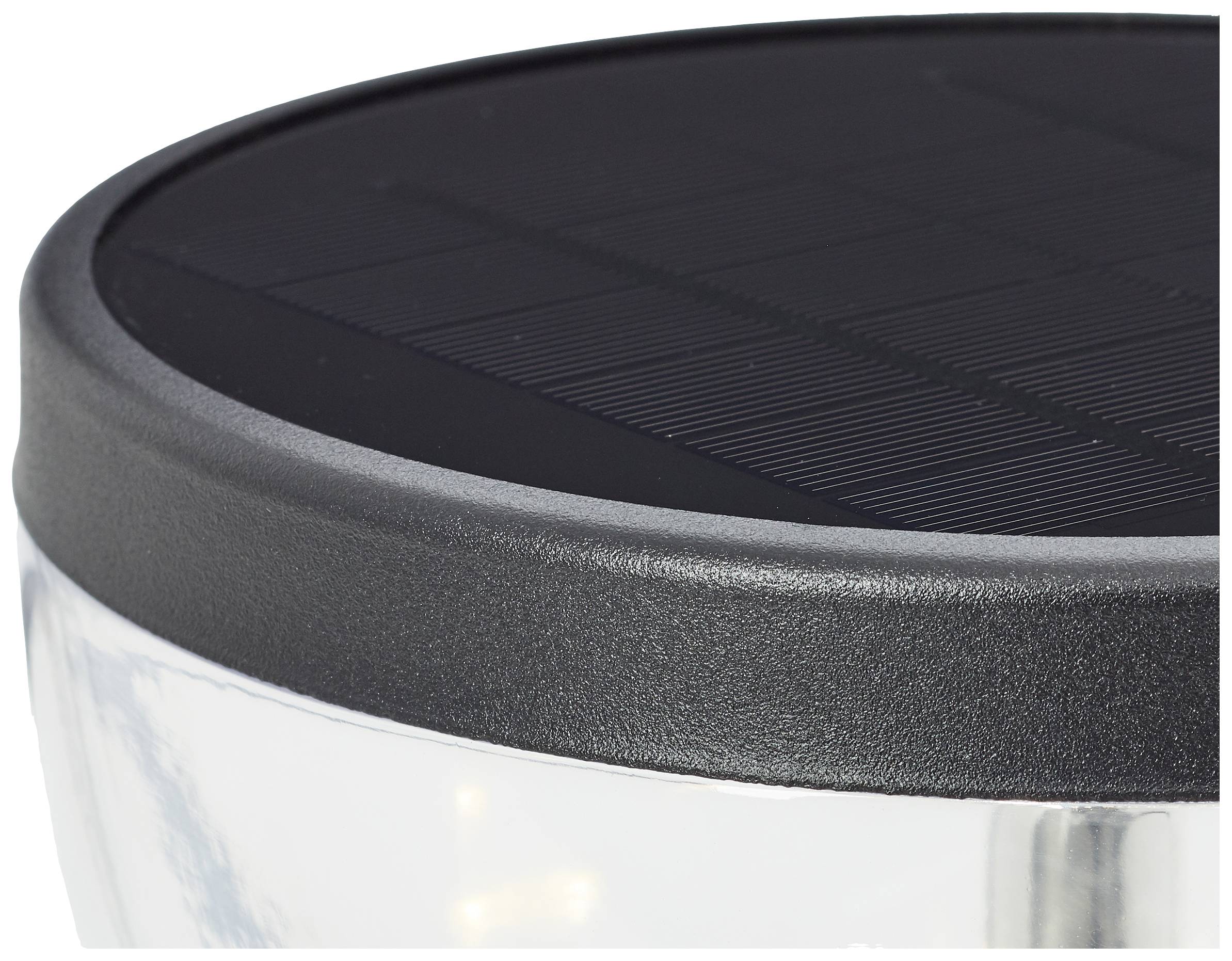 Częściowy widok lampy solarnej z czarną powierzchnią panelu słonecznego, wmontowaną w srebrną, cylindryczną obudowę.