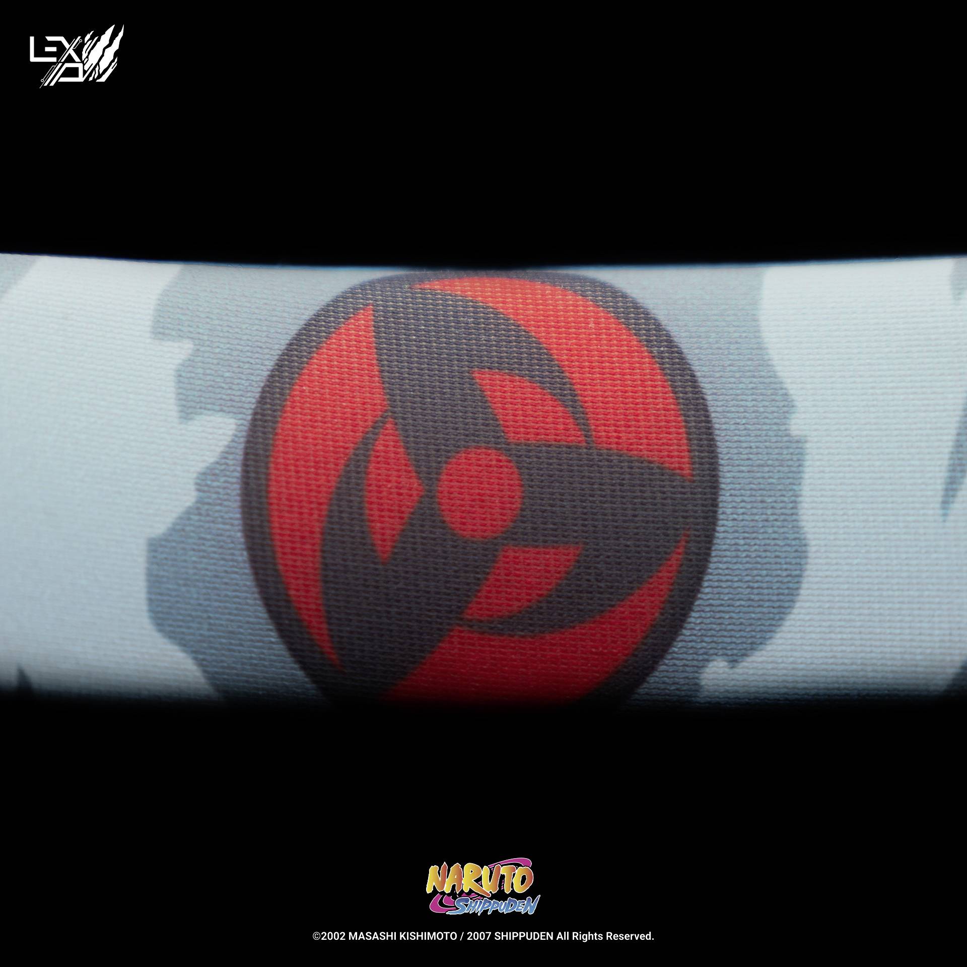 Czerwony krąg z trzema ostrzami na szarym tle.