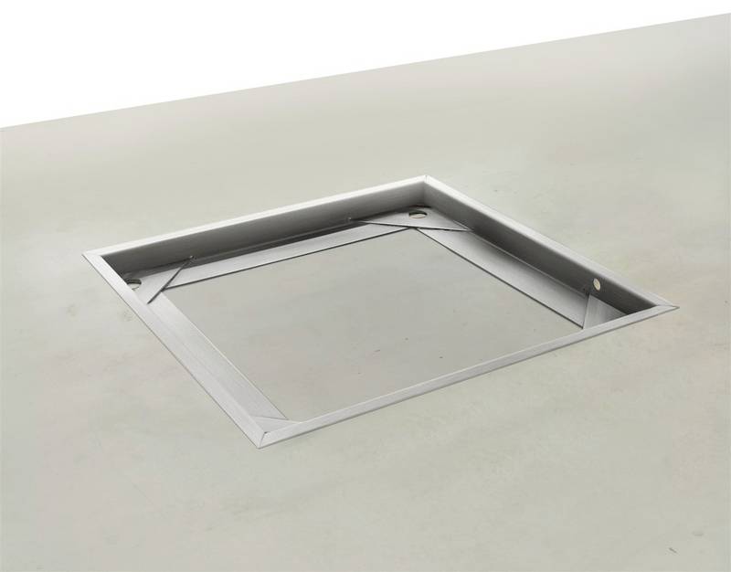 Srebrna, kwadratowa rama podtynkowa o gładkiej, jasnej powierzchni, zdjęcie wykonane z góry.