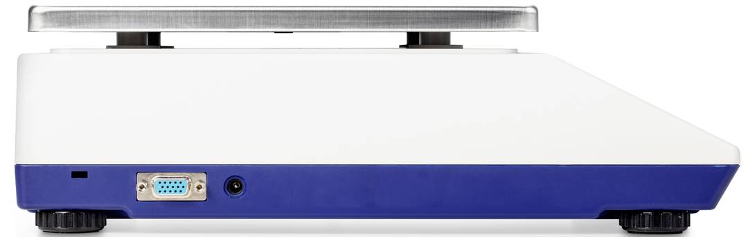 Widok z boku cyfrowej wagi z niebieską podstawą i srebrną platformą. Posiada interfejs szeregowy i złącze zasilania.