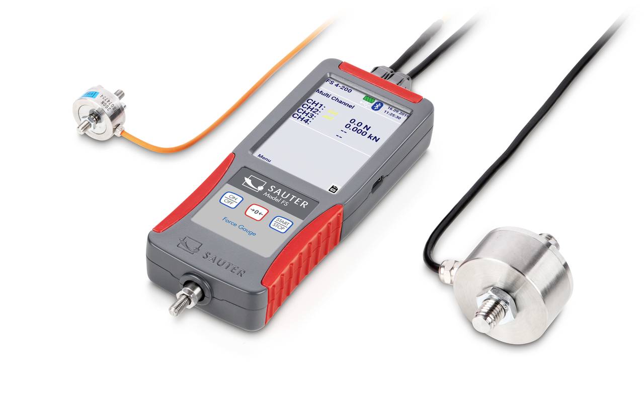 Cyfrowy miernik z wyświetlaczem, podłączony do dwóch czujników za pomocą przewodów. Na wyświetlaczu widoczny jest odczyt 2,04 N.