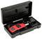 Czerwone urządzenie pomiarowe elektroniczne w czarnej otwartej walizce wraz z ładowarką i kablem. Odpowiednie do zastosowań technicznych.