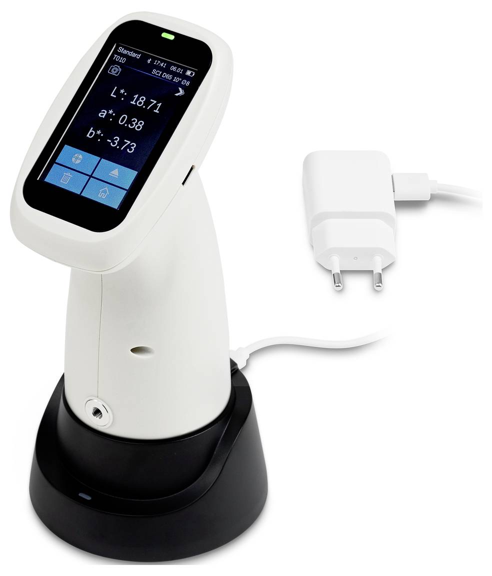 Przenośny spektrofotometr z bazą ładującą i ładowarką jest prezentowany. Wyświetlacz pokazuje wartości kolorów.