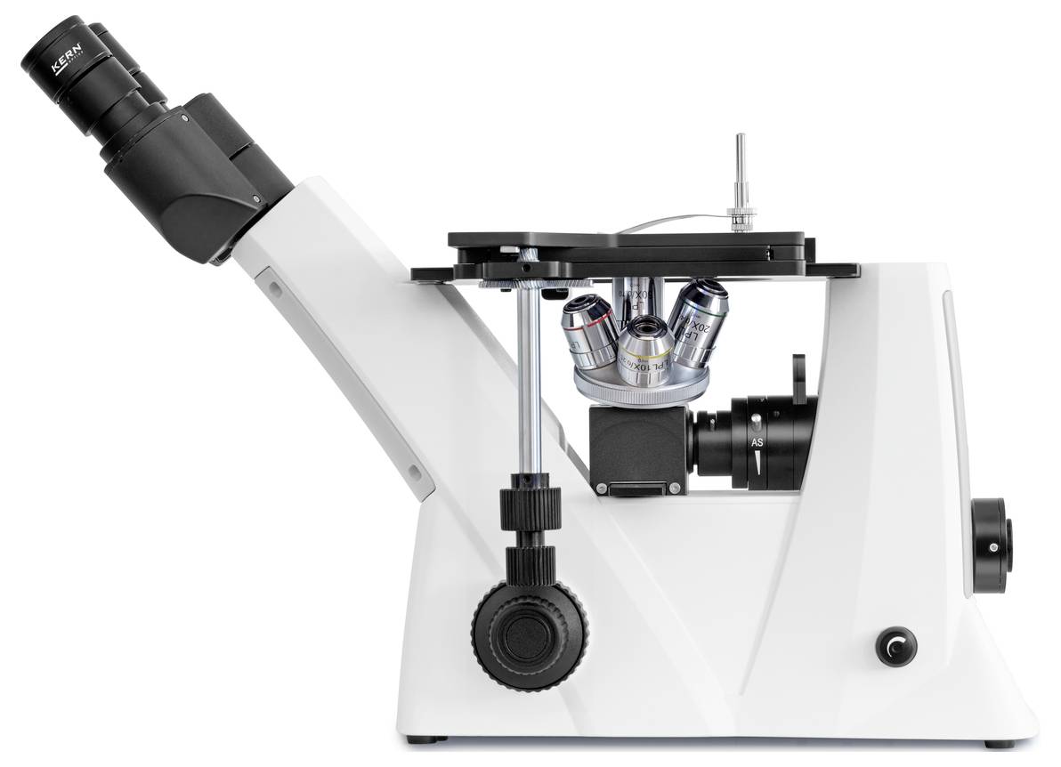 Nowoczesny, biały mikroskop z wieloma obiektywami, widziany z boku. Opracowany do badań naukowych i analiz.