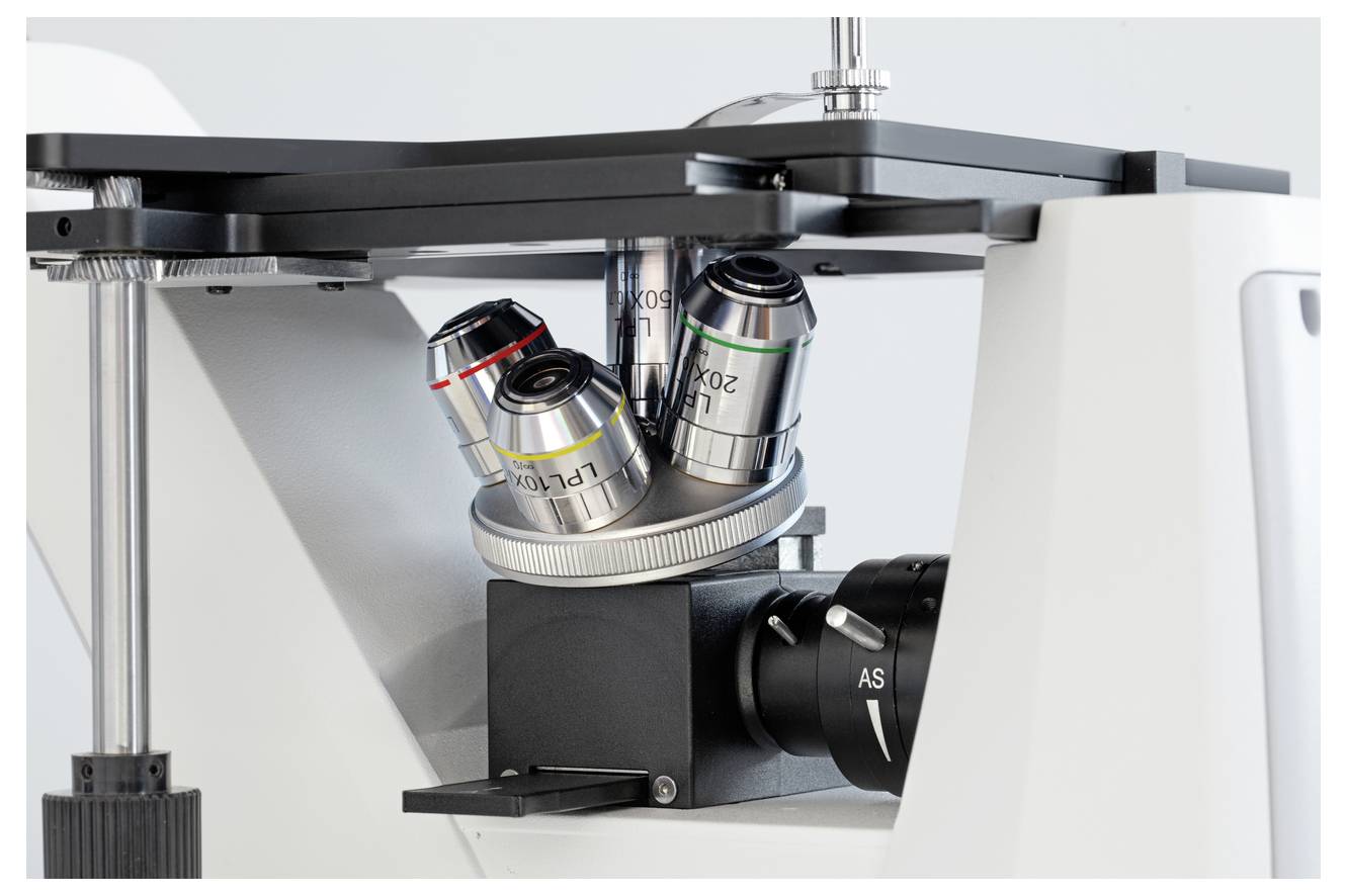 Mikroskop z wieloma obiektywami, odpowiedni do badań naukowych. Używany głównie do precyzyjnych obserwacji.