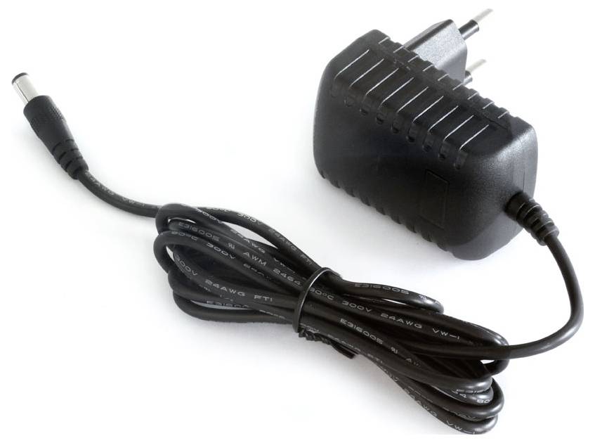 Czarny zasilacz z wtyczką europejską i długim przewodem sieciowym, odpowiedni do urządzeń elektronicznych.