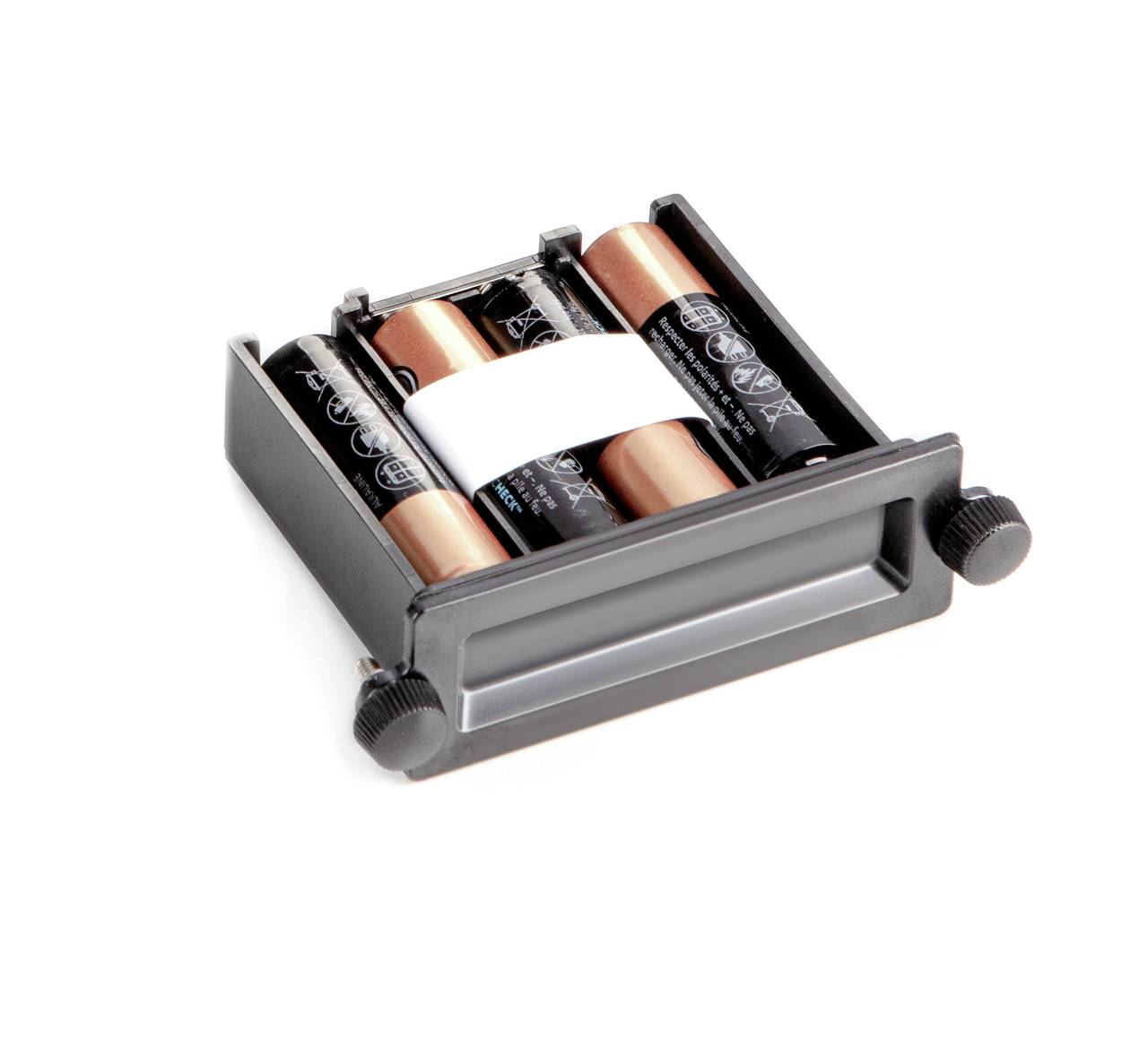 Cztery baterie AA w czarnym, prostokątnym schowku na baterie z białymi stykami i dwiema śrubami mocującymi po bokach.