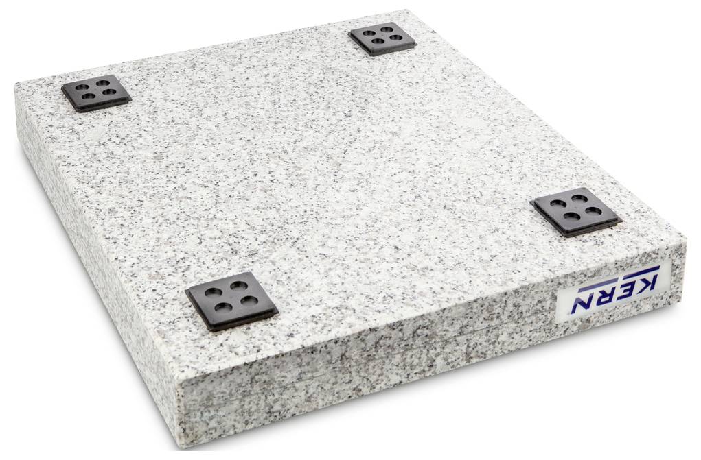 Płyta granitowa o szarej, plamkowanej powierzchni z czarnymi nogami w każdym rogu.