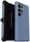Niebieski telefon z wytrzymałym etui OtterBox i podstawką, dopasowany do modelu z trzema obiektywami aparatu. Idealny pod względem ochrony i stabilności.