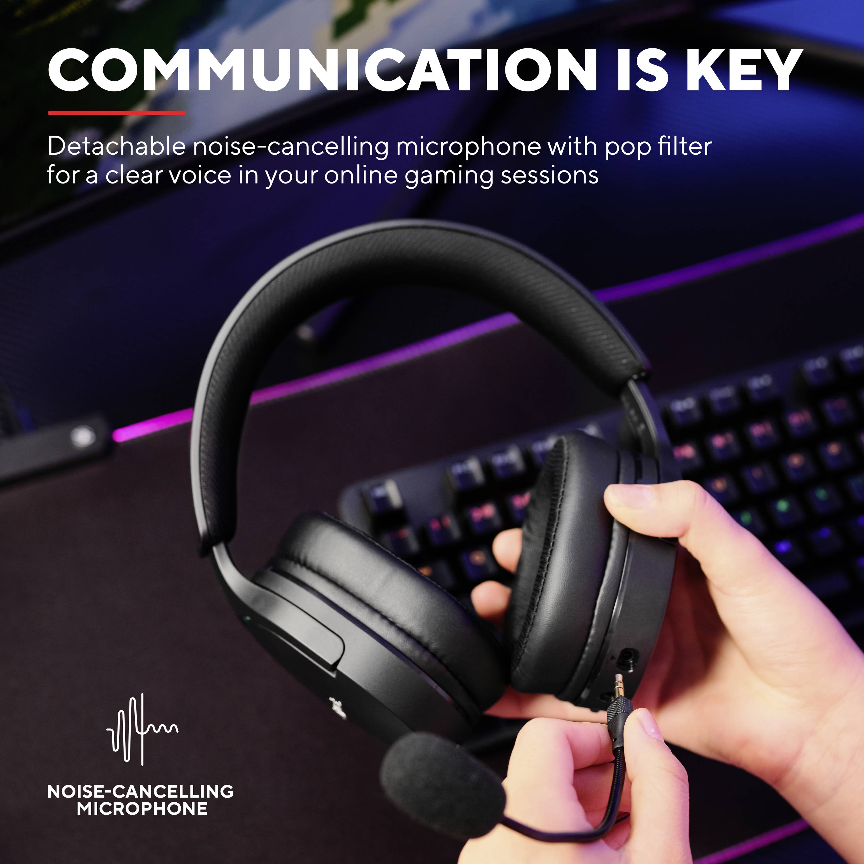 Słuchawki z odłączanym mikrofonem z funkcją redukcji szumów, leżące na biurku, reklamowane jako idealne do czystej komunikacji podczas sesji gamingowych.