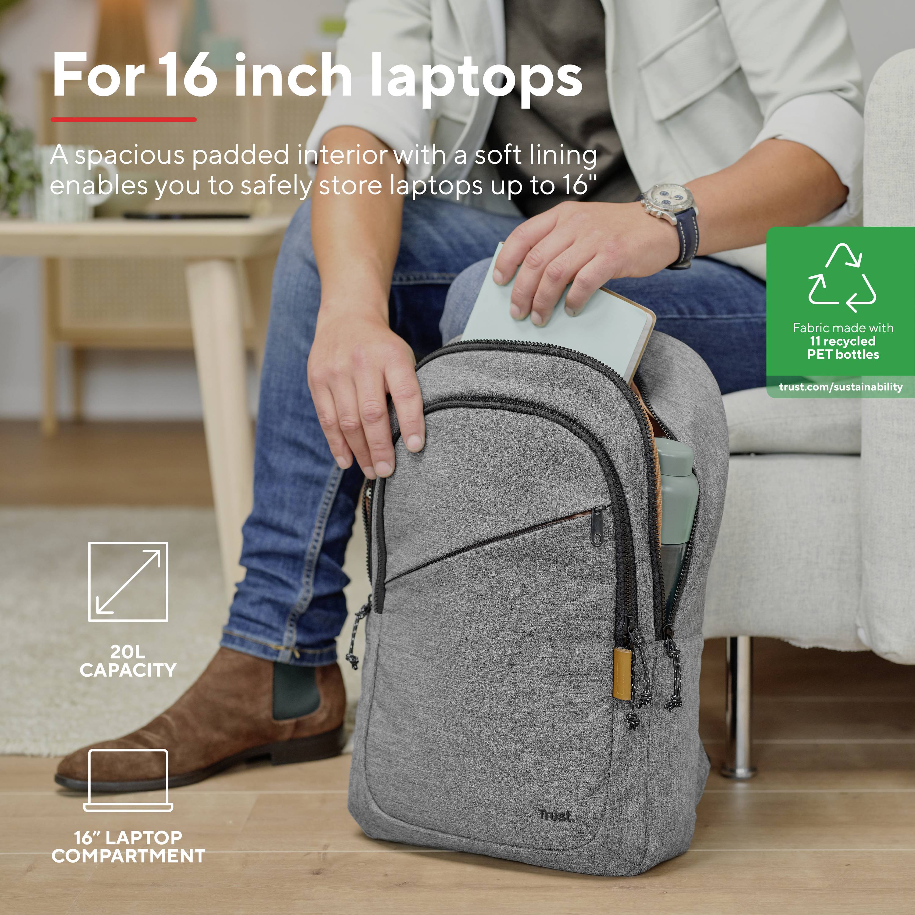 Mężczyzna siedzi na kanapie i pakuje szary plecak na laptopa, który nadaje się do laptopów 16-calowych.