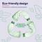 'Trzy zielone plastikowe butelki w formacji symbolu recyklingu. Tekst: "Przyjazny środowisku projekt. Ten produkt jest wykonany w 65% z plastiku z recyklingu." Zielone liście jako dekoracja.'