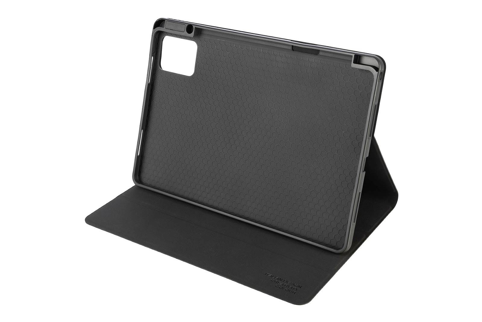 Czarne etui na tablet w trybie podstawki, z otwartą klapą. Chroni urządzenie i zapewnia wygodną funkcję podparcia.