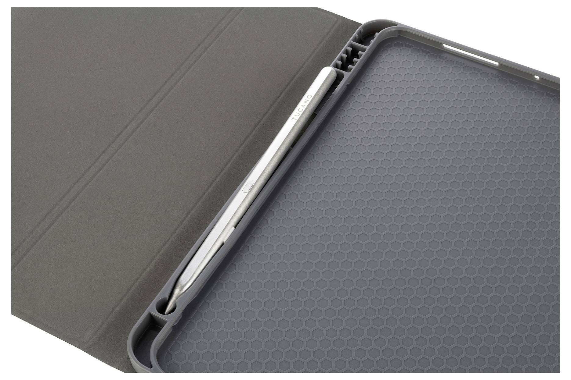 Czarny futerał folio do tabletu otwarty, pokazujący wbudowany rysik lub pióro przechowywane w bocznym gnieździe obok tacki na tablet.