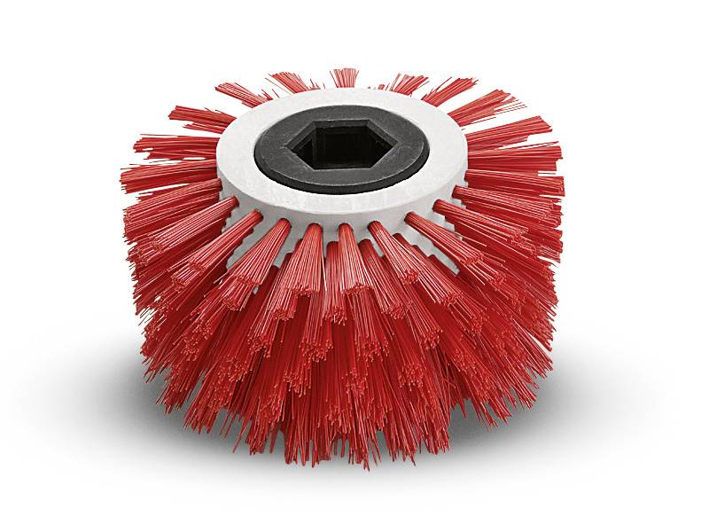 Okrągła, czerwona rolka szczotki z gęsto ułożonymi włoskami, otaczająca metalowy rdzeń, na białym tle. Odpowiednia do prac czyszczących.
