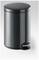 Szary cylindryczny kosz na śmieci z pedałem u podstawy, odpowiedni do łazienki lub kuchni.