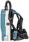 Plecakowy odkurzacz w niebiesko-czarnej kolorystyce, z paskiem do noszenia i elastycznym wężem. Zaprojektowany z myślą o wygodnym i mobilnym sprzątaniu.