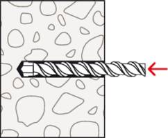 Wiertło wchodzi poziomo w mur. Czerwony grot strzały wskazuje kierunek ruchu obrotowego. Mur o nieregularnych kształtach.
