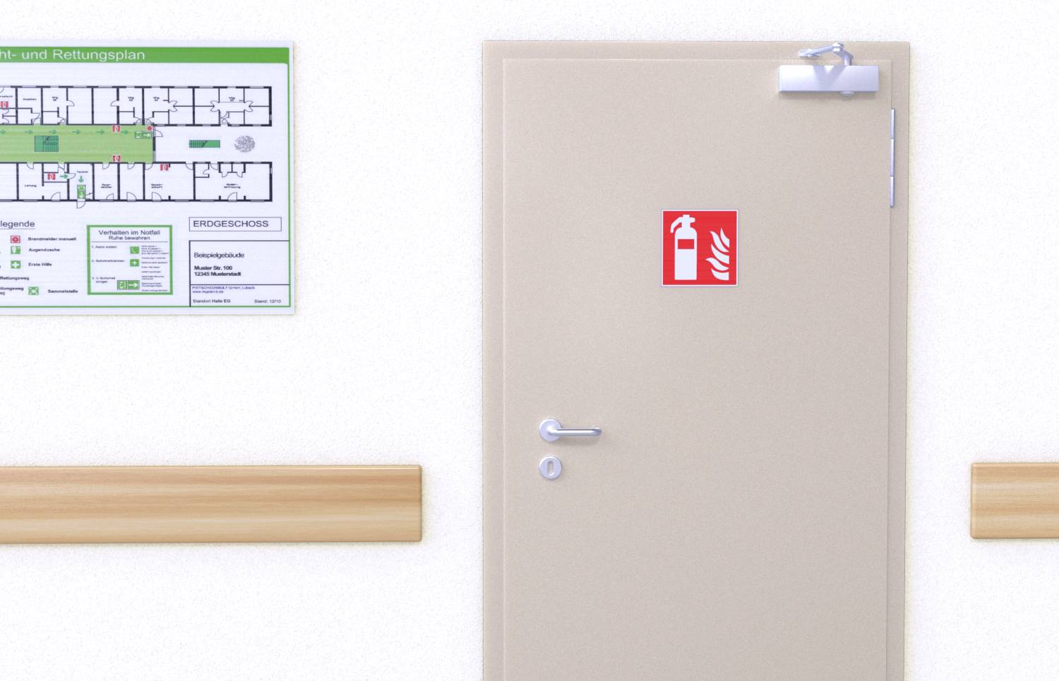 Znak gaśnicy na zamkniętych drzwiach obok planu ewakuacyjnego. Pomaga w orientacji w sytuacji awaryjnej w budynku.