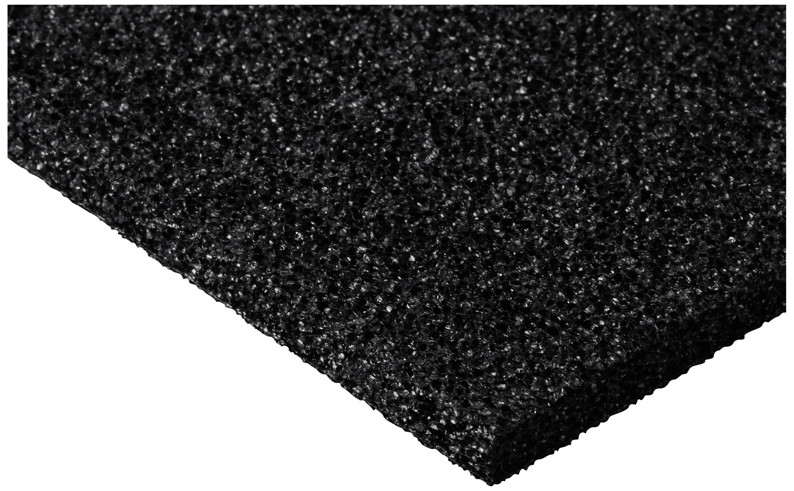 Czarna, prostokątna płyta piankowa o grubej, otwartej strukturze komórkowej.