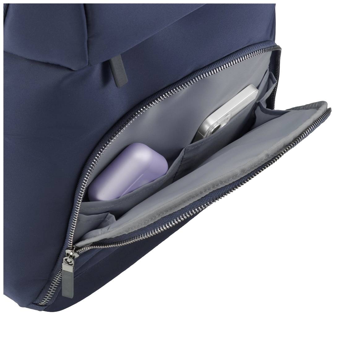 Otwarty niebieski plecak z kieszeniami, w których znajduje się smartfon i mała, fioletowa saszetka.