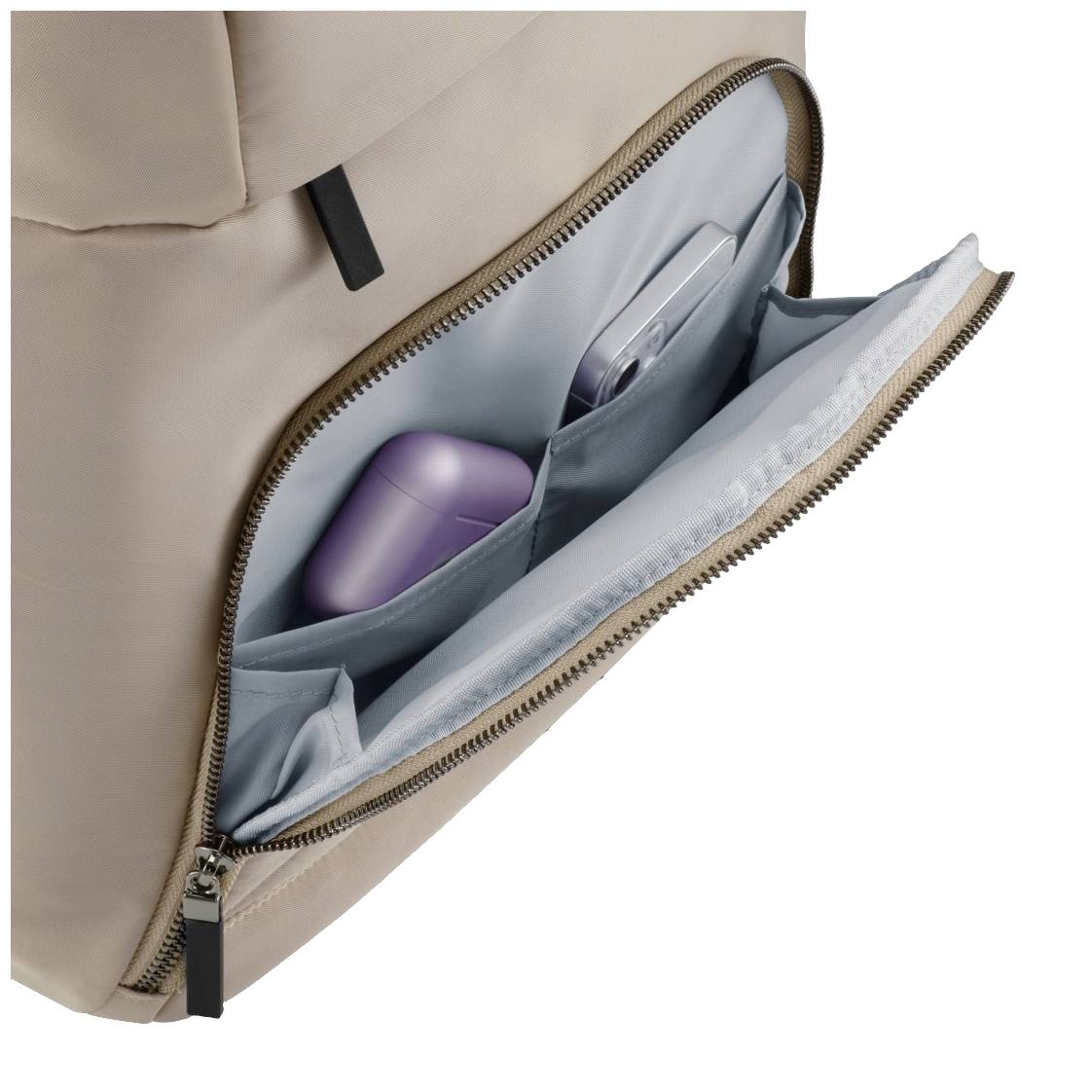 Otwarty plecak przedstawia dwa wewnętrzne przedziały z fioletowym piórnikiem i myszą. Główna komora jest otwarta na zamek błyskawiczny.