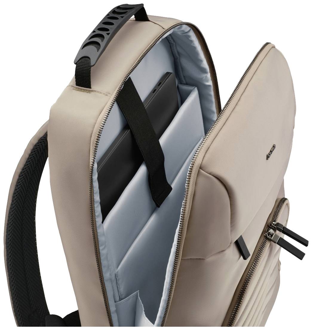 Otwarty, beżowy plecak z wieloma komorami wewnętrznymi. Laptop jest bezpiecznie przechowywany w wyściełanej kieszeni.