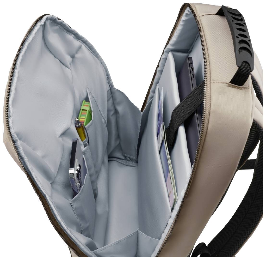 Beżowy plecak, otwarty, z wieloma kieszenями. Zawiera laptopa, notes, długopisy i pendrive'a. Idealny do biura lub szkoły.