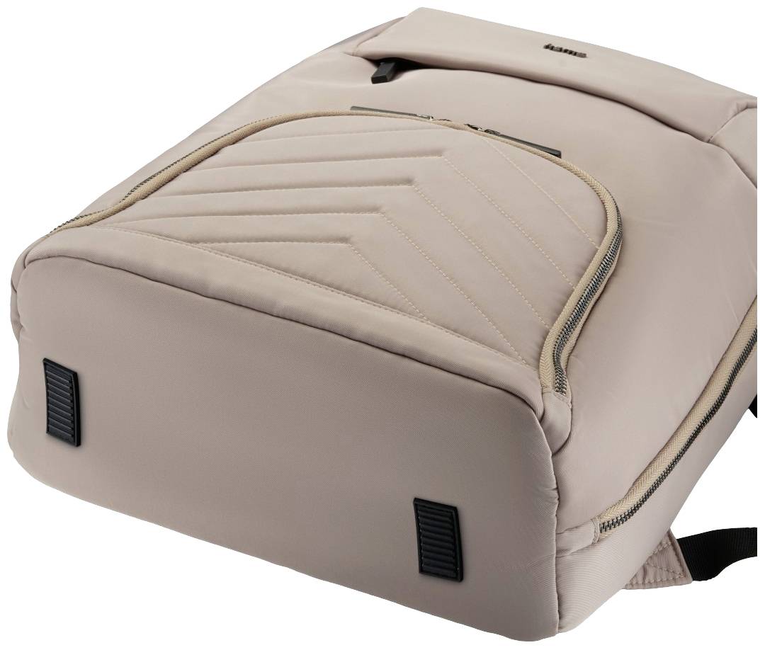 Beżowy plecak z dużą komorą główną i przednią kieszenią zamykaną na zamek błyskawiczny, odpowiedni do przechowywania przedmiotów codziennego użytku.