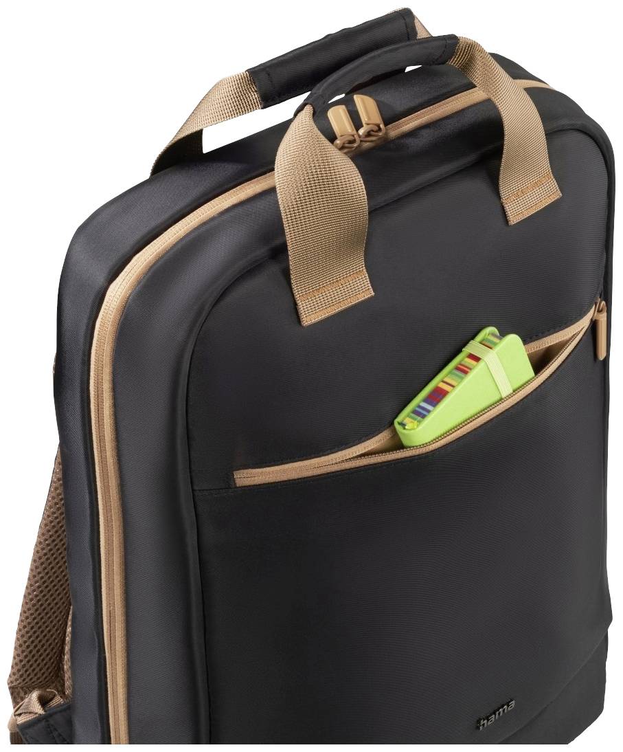 Czarny plecak z jasnymi brązowymi paskami. Przednia kieszeń prezentuje zielony notes i zestaw piór.