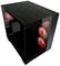 Czarne obudowa komputerowa z trzema czerwono podświetlanymi wentylatorami po stronie oraz przezroczystą szklaną przednią ścianką, prezentująca komponenty wewnętrzne.