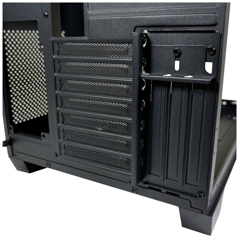 Czarne obudowa komputera z wieloma poziomymi zaślepkami slotów rozszerzeń oraz kratką wentylacyjną po prawej stronie obrazu.