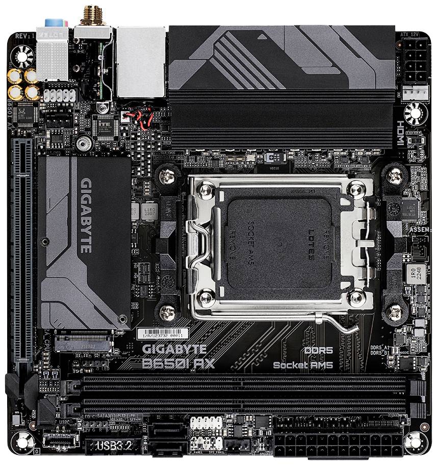 Płyta główna Gigabyte, model B650I Aorus, prezentuje różne złącza i komponenty do budowy wydajnego komputera.