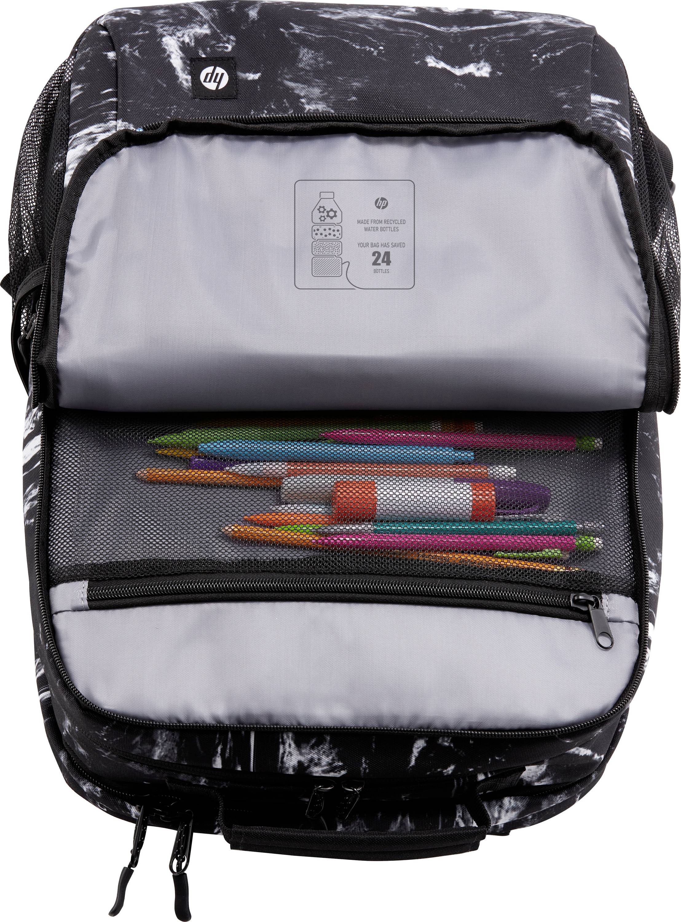 Otwarty szary plecak ukazuje kieszeń z kolorowymi piórami i mniejszą siateczkową kieszonką nad nią.