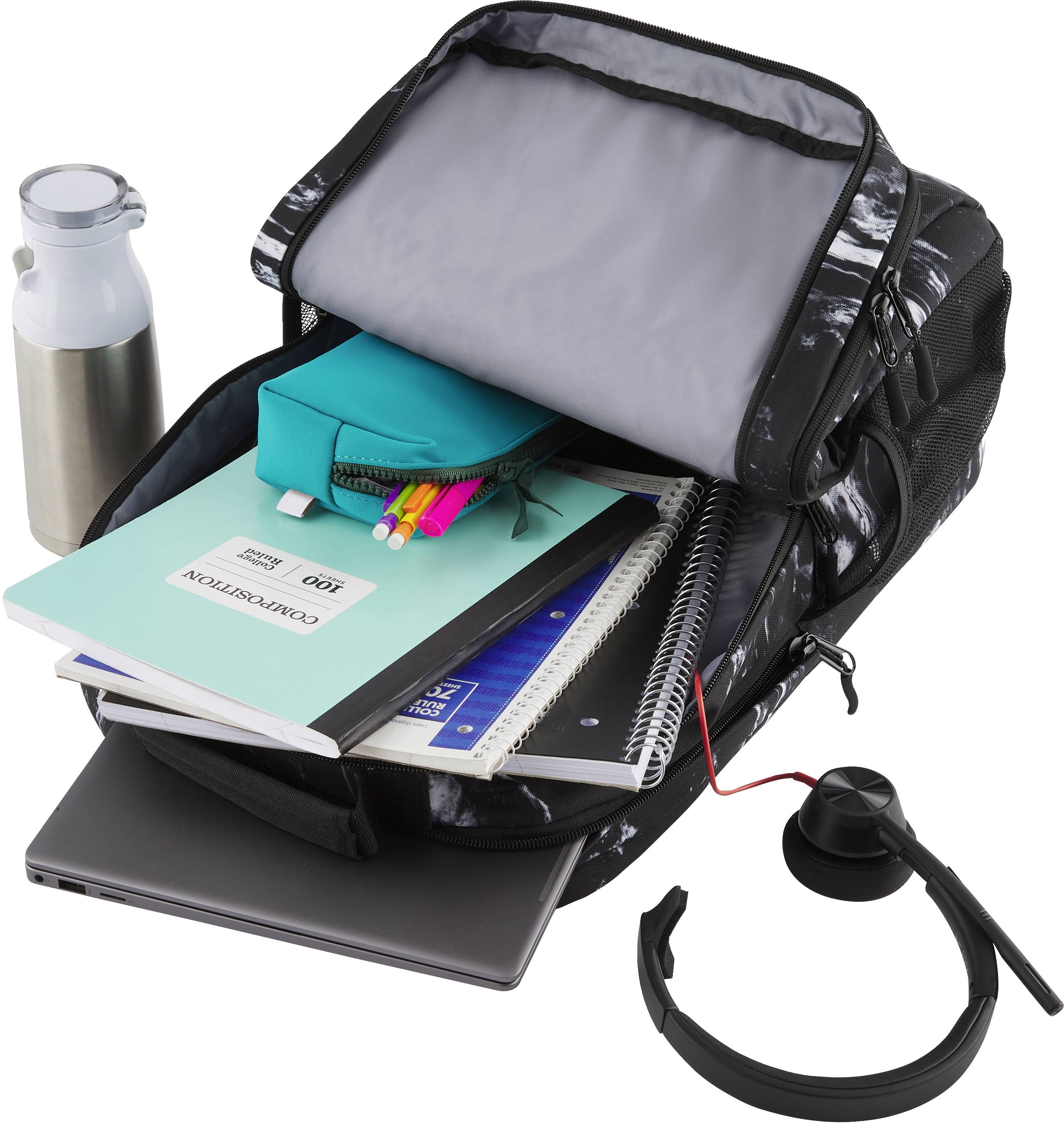 Otwarty plecak z zeszytami, długopisami, butelką wody, słuchawkami, torbą na laptopa i pojemnikiem na kanapki.