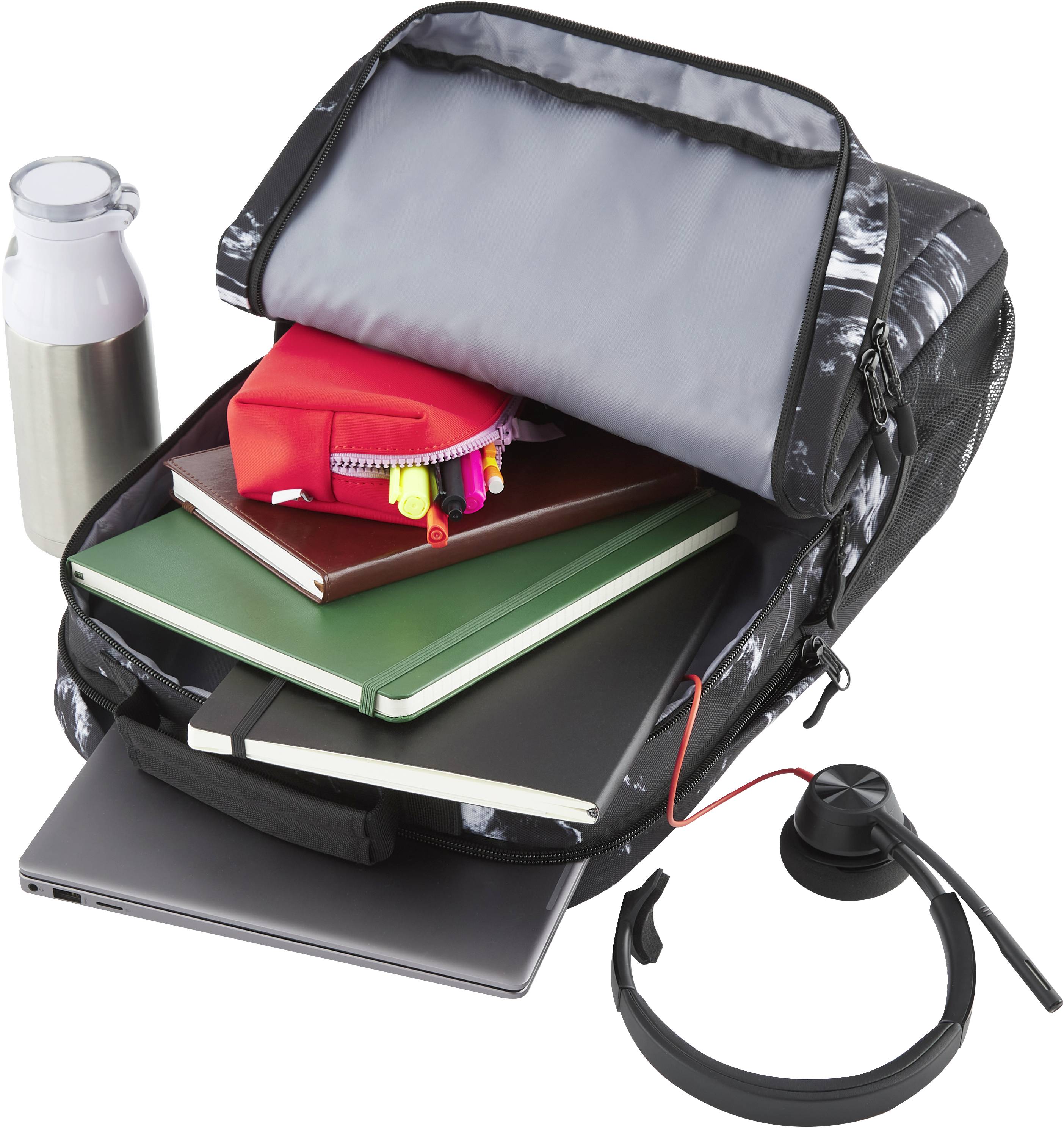 Otwarty plecak z laptopem, zeszytami i piórnikiem; obok butelka wody i słuchawki. Gotowy do nauki lub pracy.