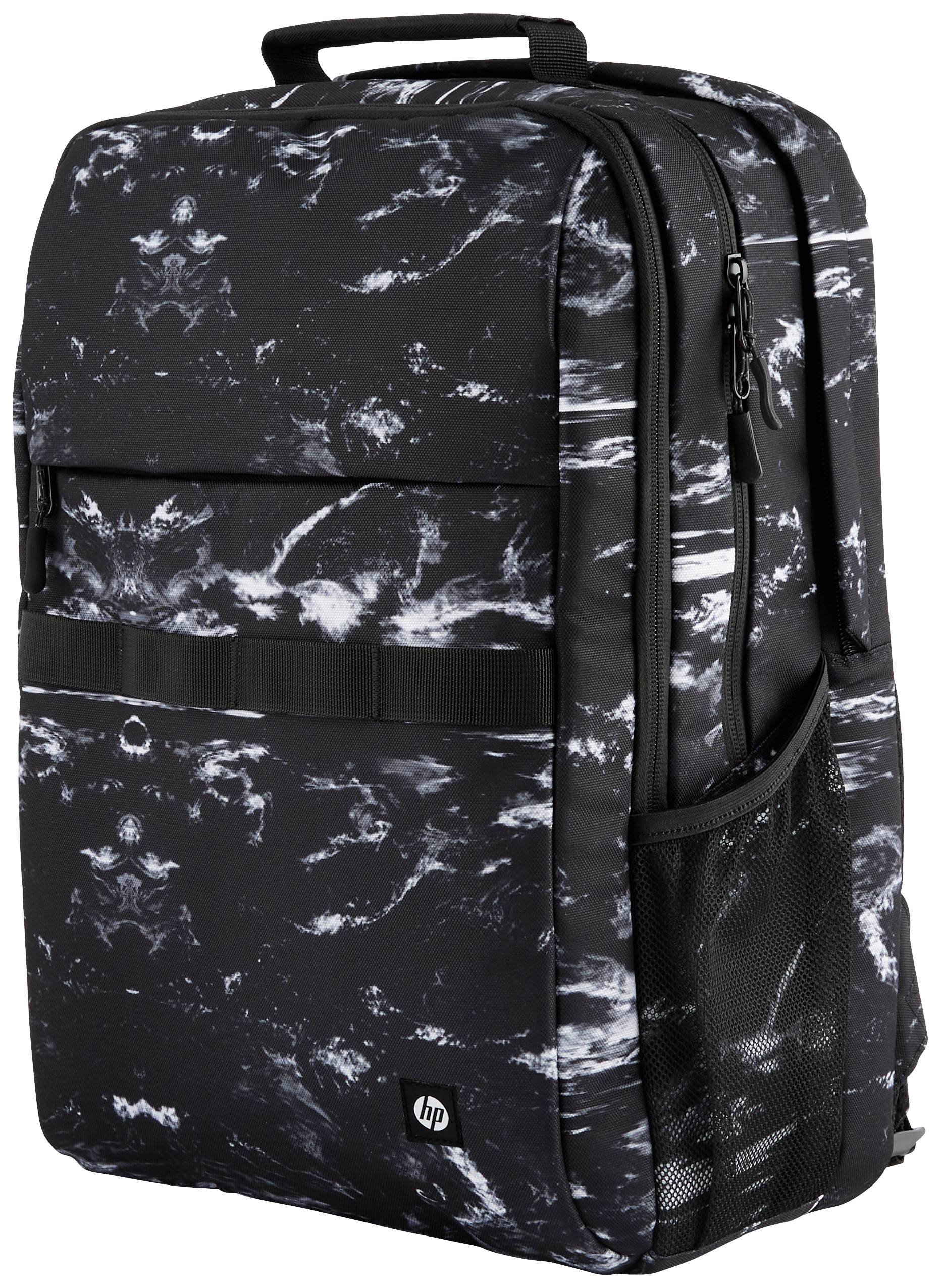 Czarny plecak z białymi wzorami marble, z wieloma komorami i siateczkową kieszenią z boku. Logo marki umieszczone na dolnej części przedniej strony.