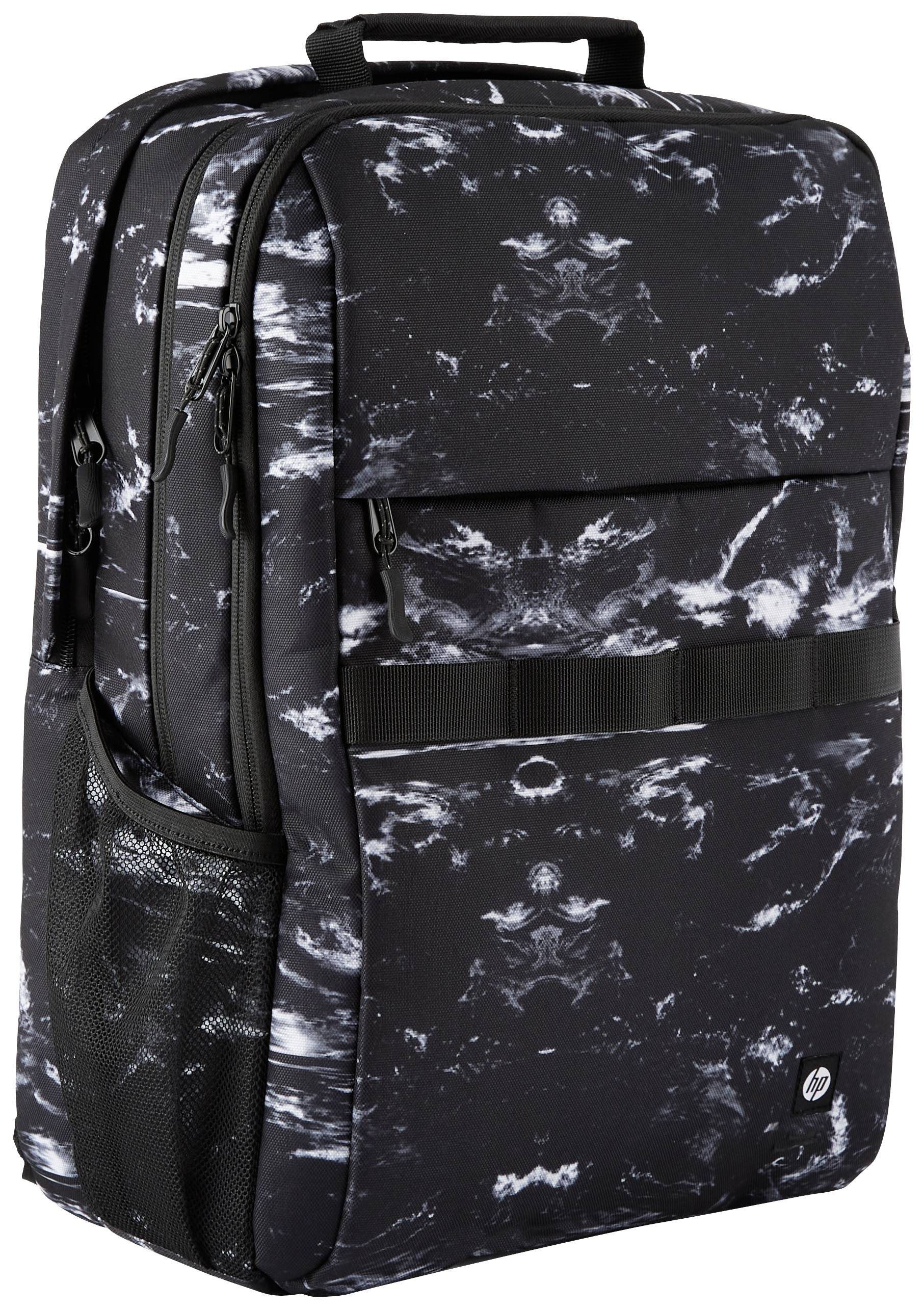 Czarny plecak z białymi i szarymi wzorami marmurkowymi, boczną kieszenią siatkową oraz uchwytem do przenoszenia u góry. Idealny do szkoły lub podczas podróży.