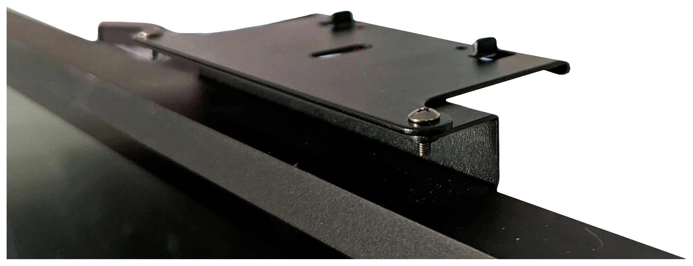 Czarna metalowa podstawa jest zamocowana na ekranie. Jest przymocowana śrubami i służy do zamontowania dodatkowych elementów.