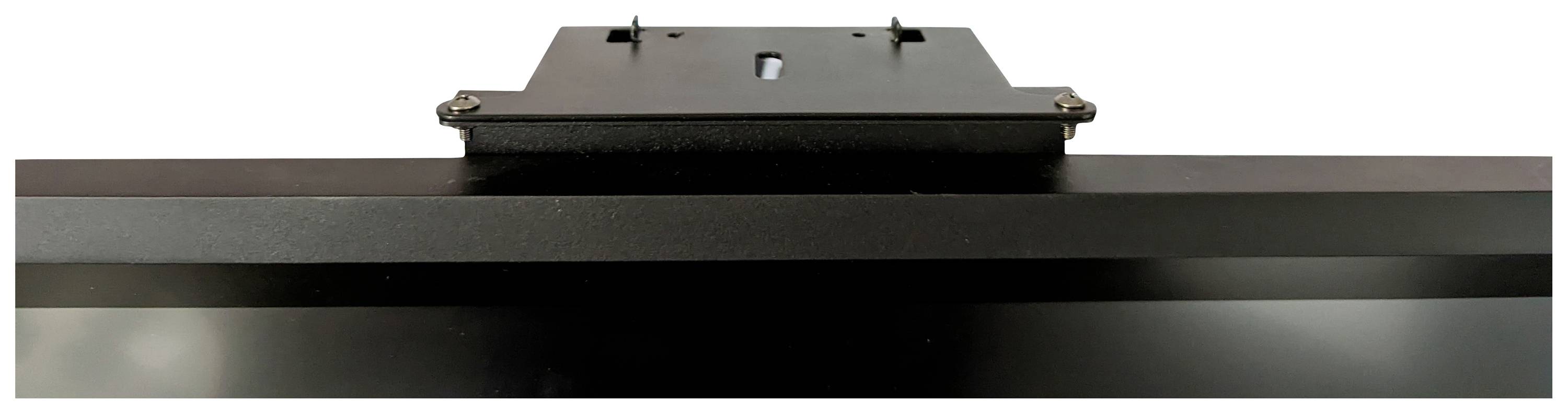 Czarny, prostokątny metalowy element zamontowany na płaskim ekranie. Wygląda na uchwyt lub obudowę.