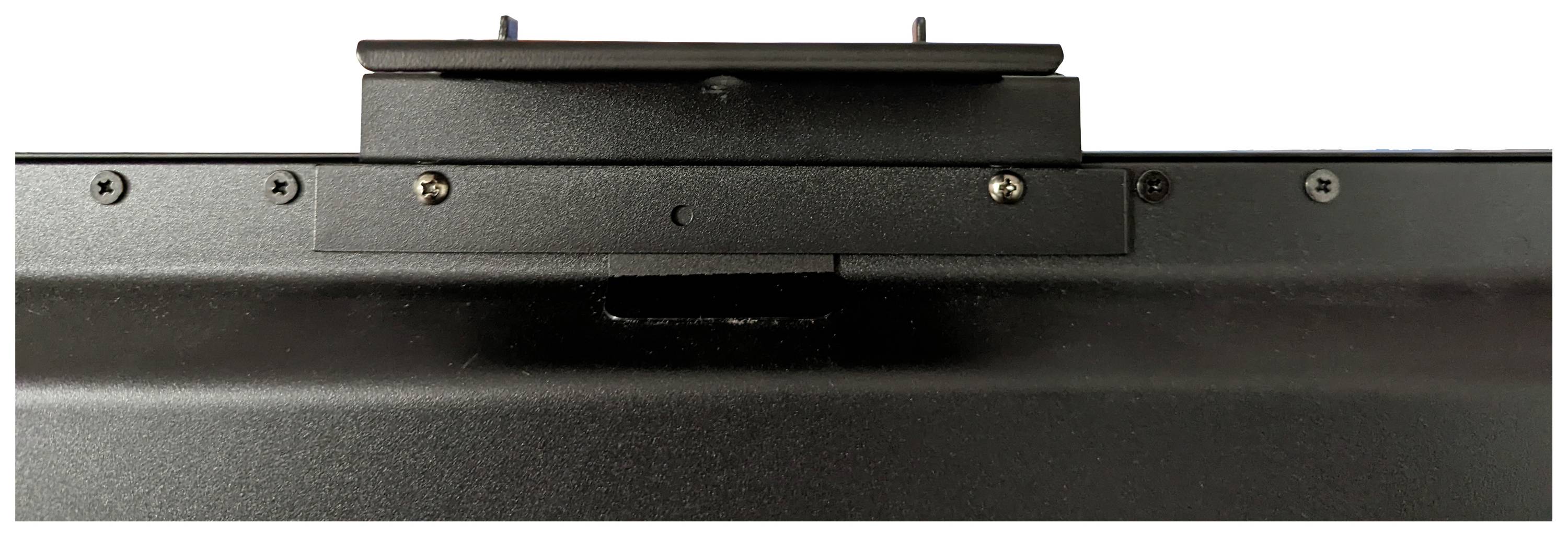 'Widok z tyłu czarnego wspornika metalowego, przymocowanego wieloma śrubami, prawdopodobnie będącego częścią urządzenia elektronicznego.'