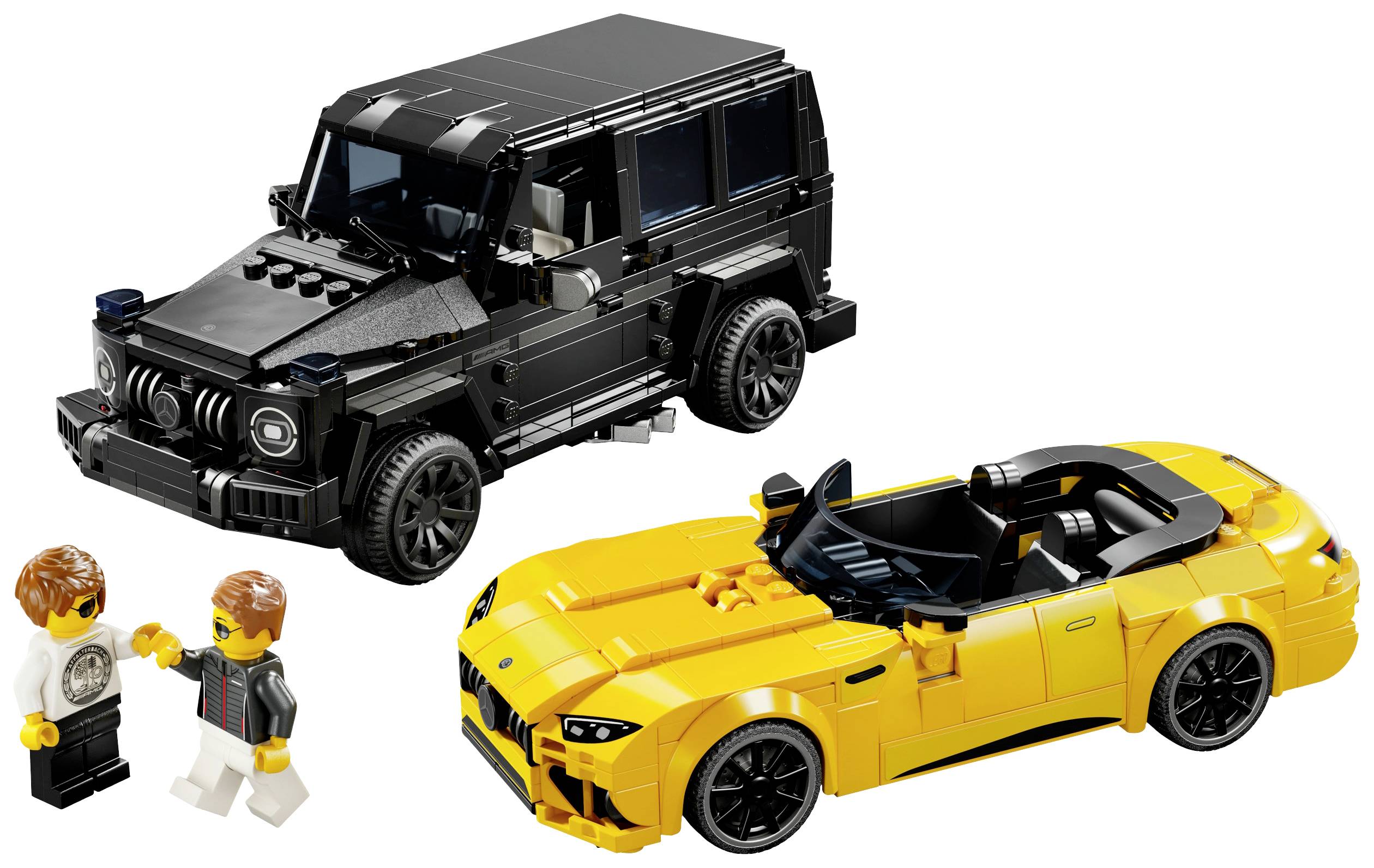 Dwa samochodziki Lego: czarny SUV i żółty sportowy samochód z dwiema figurkami Lego stojącymi obok siebie.