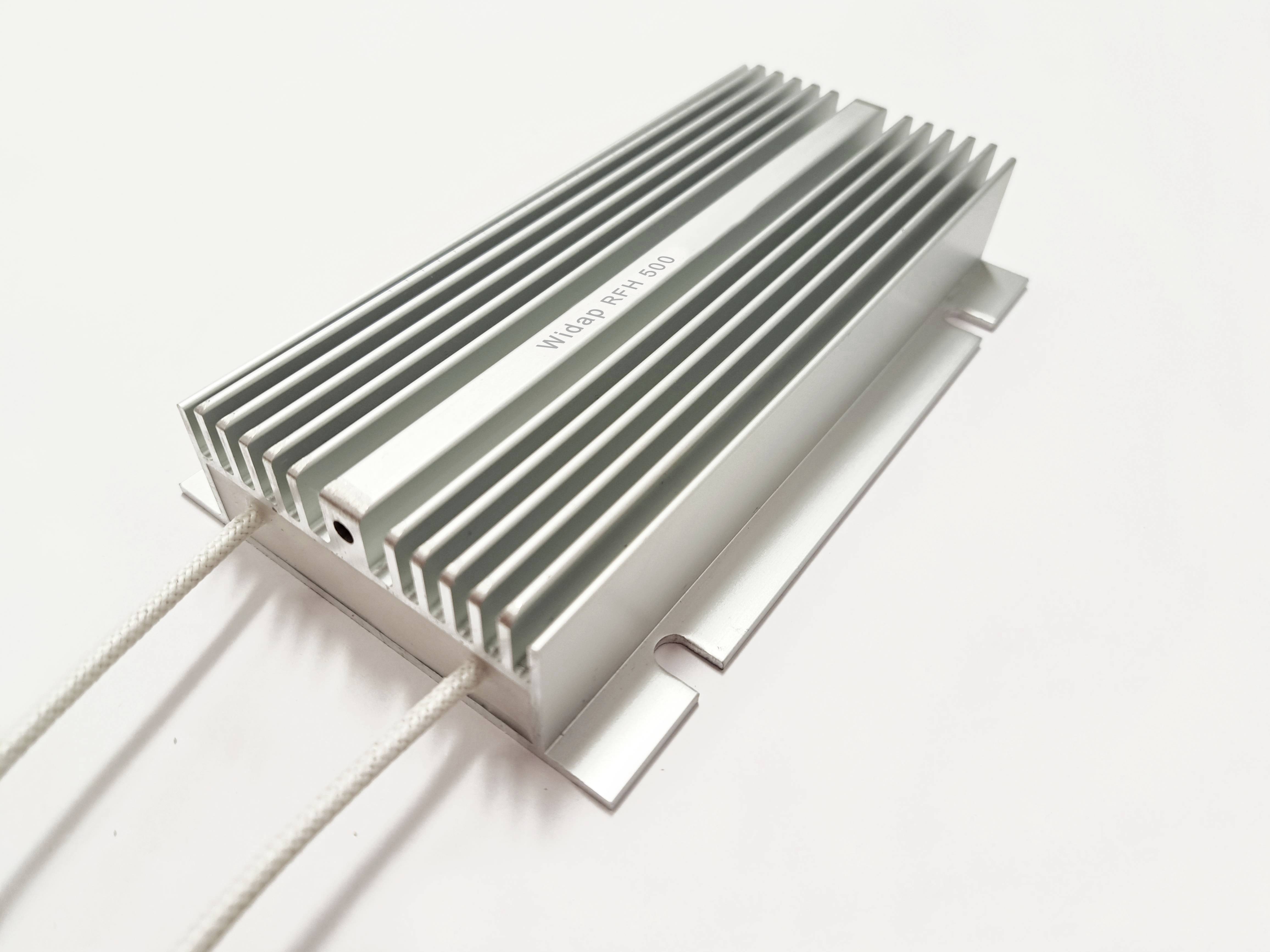 Aluminiowy radiator z przewodami na białym tle. Używany do odprowadzania ciepła w urządzeniach elektronicznych.
