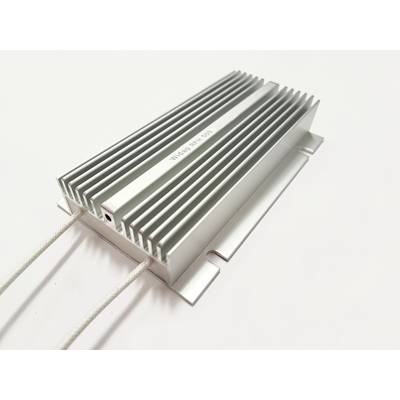 Aluminiowy radiator z przewodami na białym tle. Używany do odprowadzania ciepła w urządzeniach elektronicznych.