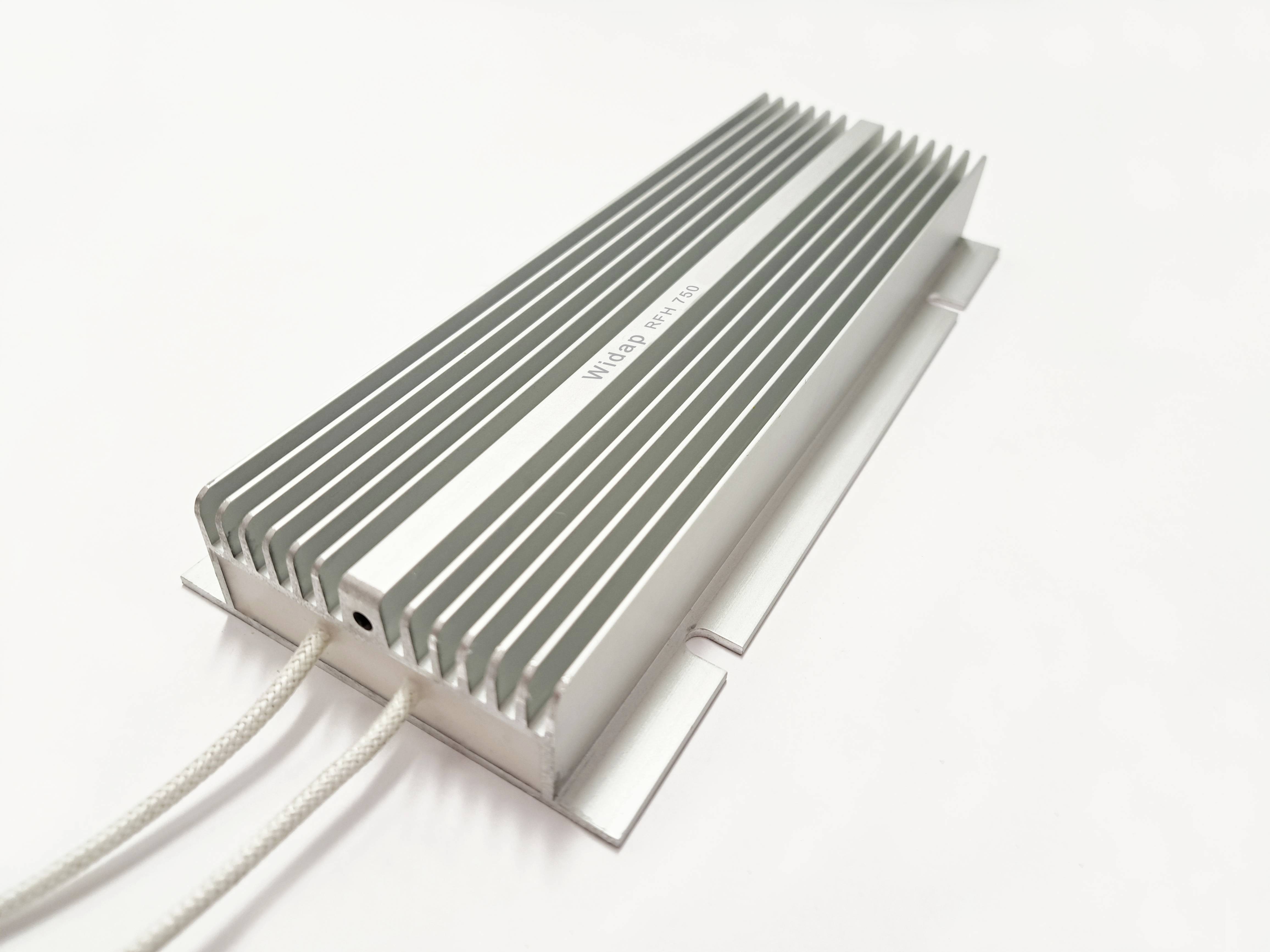 Metalowy radiator z dwoma podłączonymi białymi przewodami, przedstawiony na białym tle. Używany do odprowadzania ciepła w urządzeniach elektronicznych.