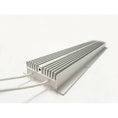 Metalowy radiator z żeberkami i dwoma wystającymi przewodami, prawdopodobnie element elektronicznego urządzenia służącego do odprowadzania ciepła.