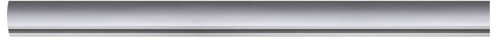 Pozioma, gładka rura o metaliczno-szarym kolorze leży w centrum obrazu.