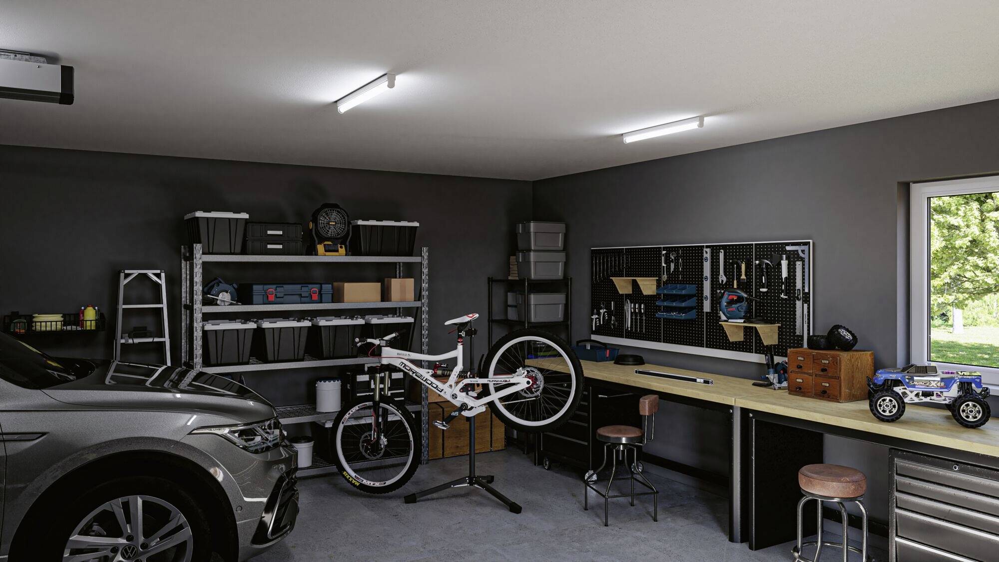 Garaż zawiera samochód, rower zawieszony na stojaku, regały z pudłami i narzędziami oraz warsztat. Przez okno wpada światło dzienne.