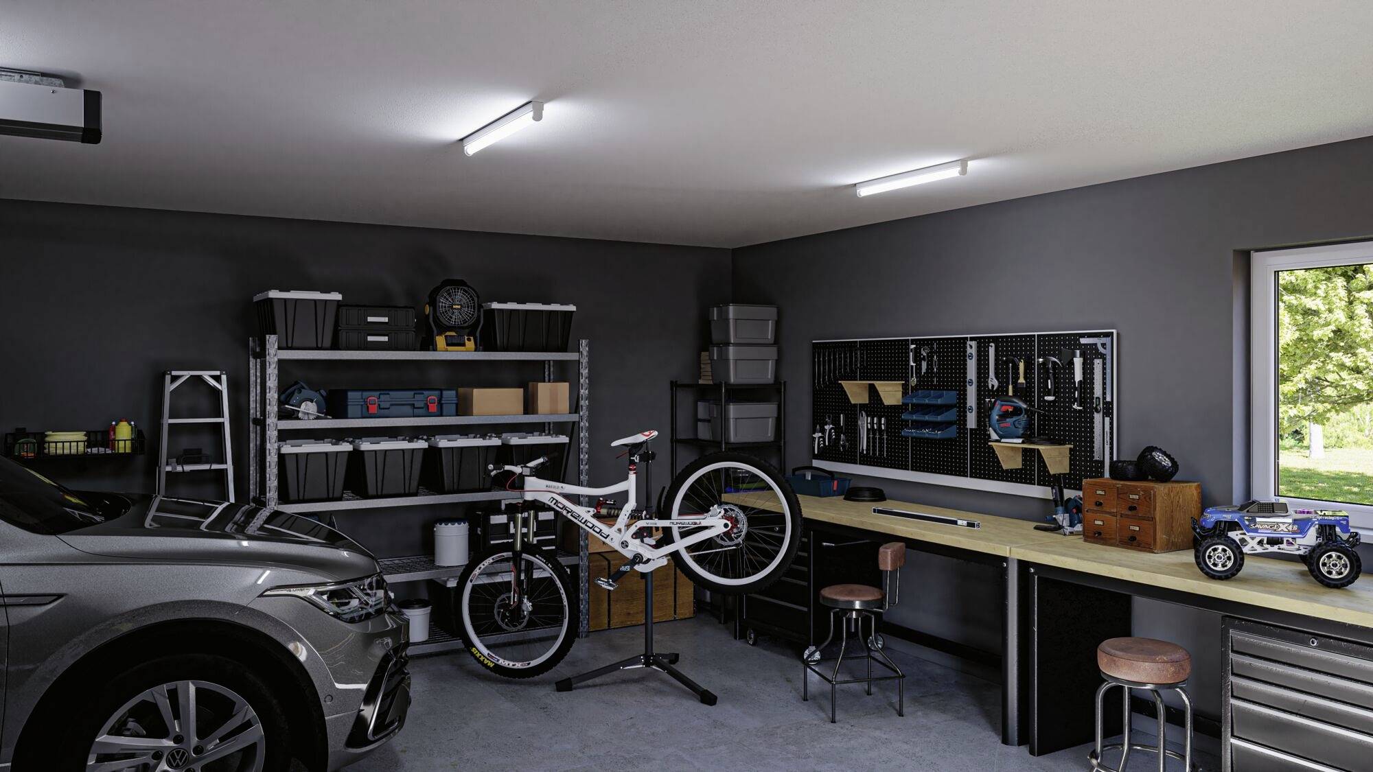 Schludna garaż z samochodem po lewej stronie, rowerem na stojaku naprawczym pośrodku i narzędziami na warsztacie po prawej stronie.